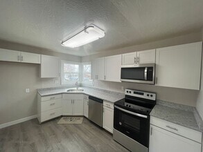 Building Photo - Cozy 2-Bedroom with Modern Updates