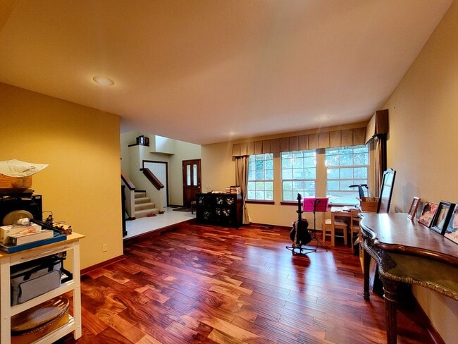 Building Photo - Stunning 4bd centrally located in desirable Ridgetop area