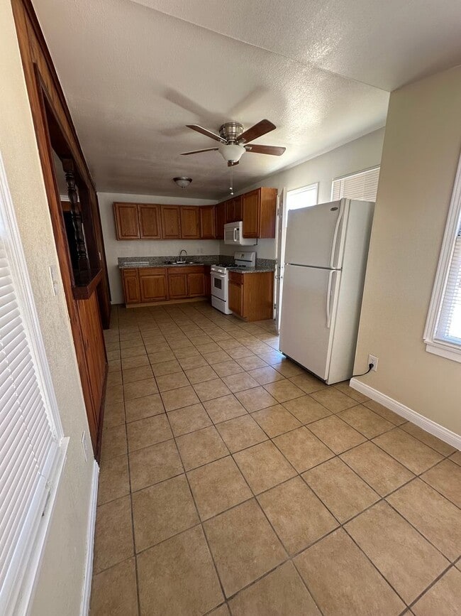 Building Photo - Welcome to your 2 bedroom 1 bath home!