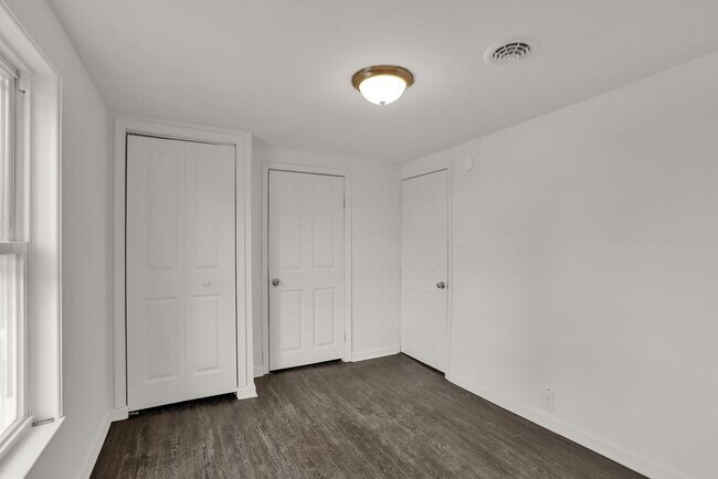 Building Photo - 569 Pleasant St
