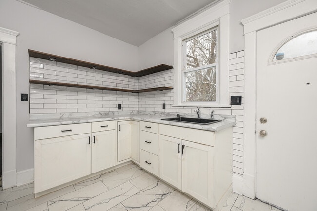 Building Photo - 1303 Rowland Ave NE