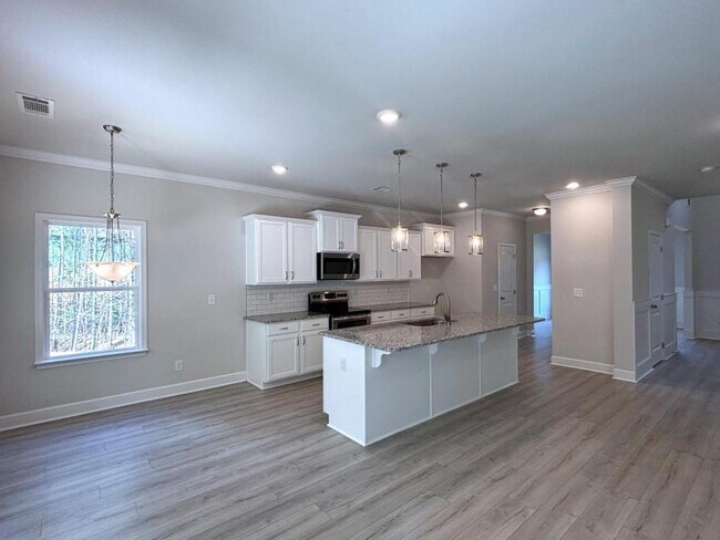 Building Photo - 80 Hawthorn Ln