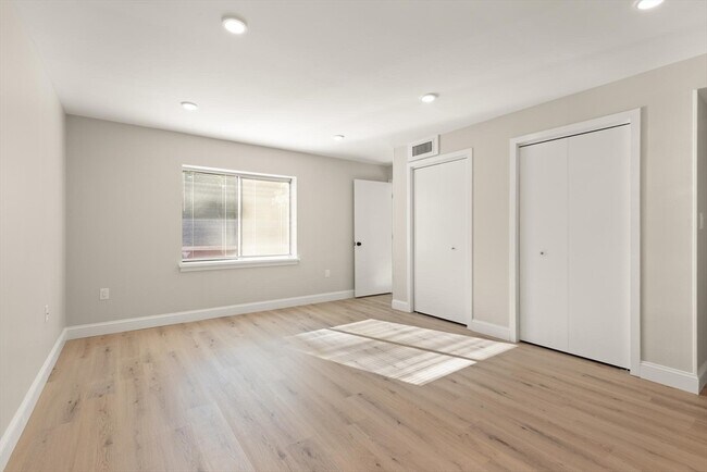 Building Photo - 100 Place Ln