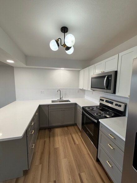 Building Photo - 730 E Shore Dr