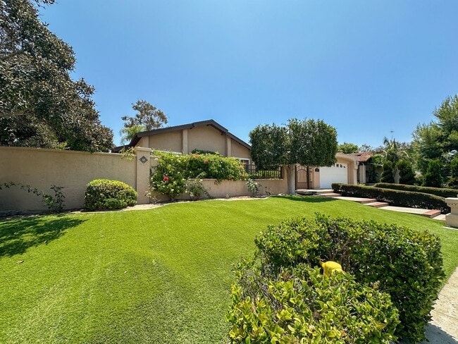 Building Photo - Stylish 4 Bedroom, 2 Bath Single-Story wit...