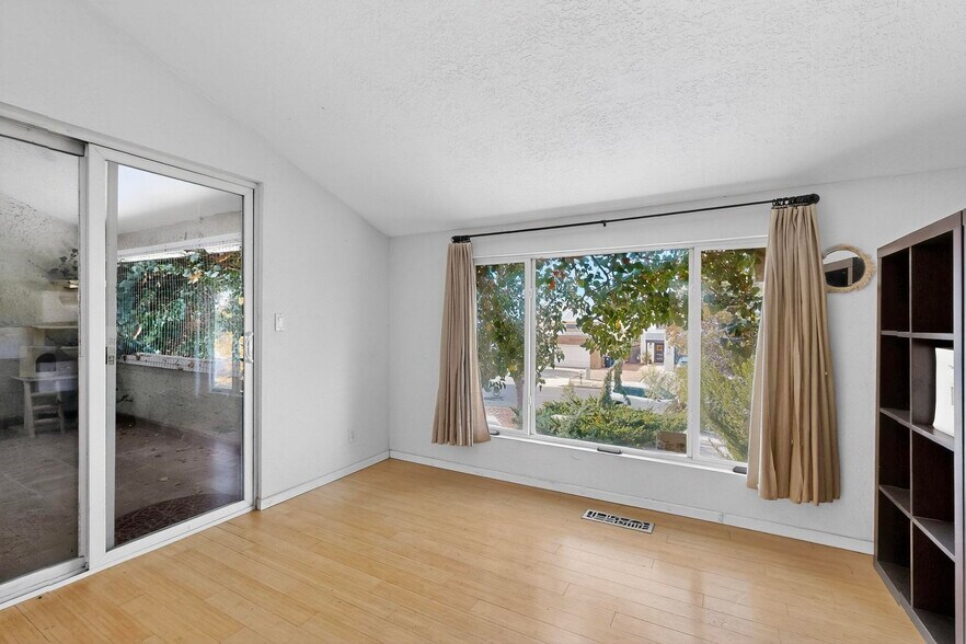 Building Photo - 5528 Overlook Dr NE