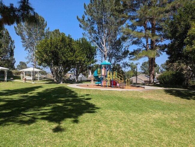 Building Photo - Charming 1Bd Upstairs Condo w/ Den & Garage