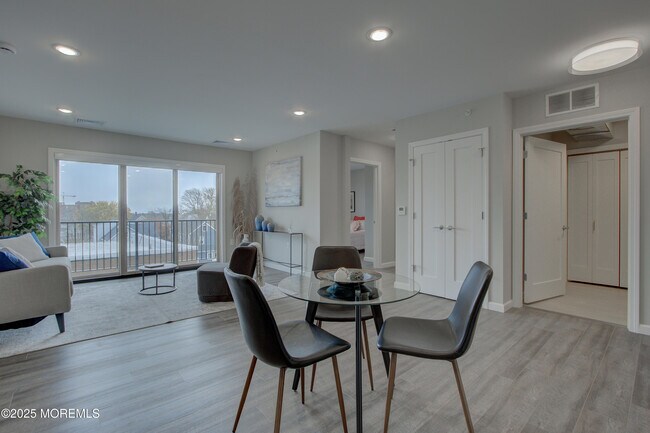 Building Photo - 272 Willow Ave