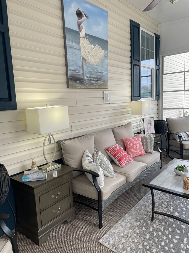Building Photo - 3 Bedroom 2 Bath Home with large Sunroom i...