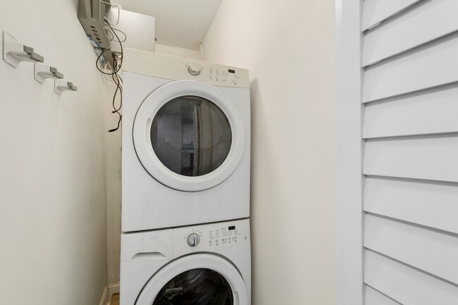 Building Photo - 2144 N Bell Ave