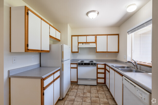 2BR, 1BA - 844SF - Kitchen - Cloverdale Apartments