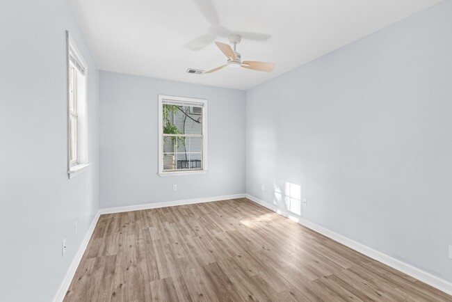 Building Photo - Stylish & Newly Renovated 3 Bedroom 2 Bath...