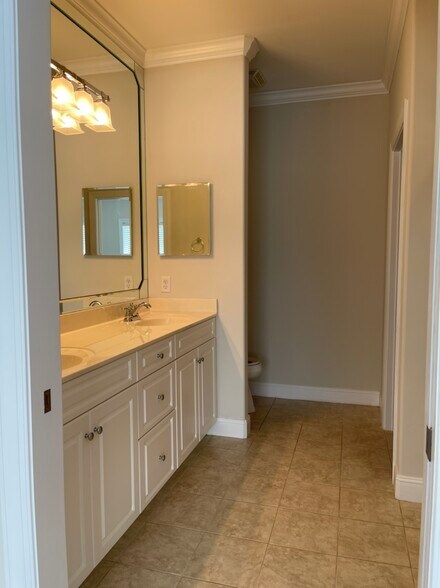 Building Photo - 144 Saint James Pl