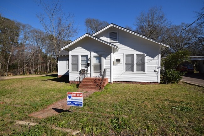 Building Photo - Three Bedroom Close to Tech!