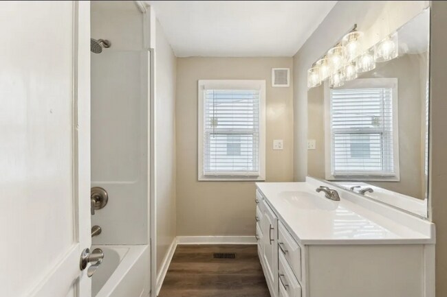 Building Photo - 306 W 17th St