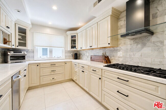 Building Photo - 4733 La Villa Marina