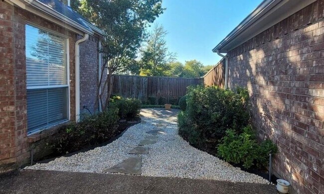 Building Photo - 6401 Dakota Dr