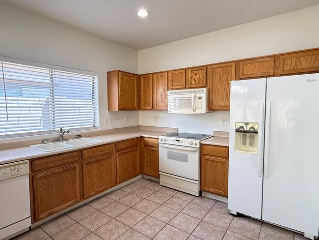 Building Photo - BRAND NEW CARPET 3 Bedroom 2 Bathroom Spacious Floorplan!