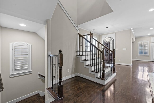 Building Photo - Stunning Single-Family Home in the Heart o...