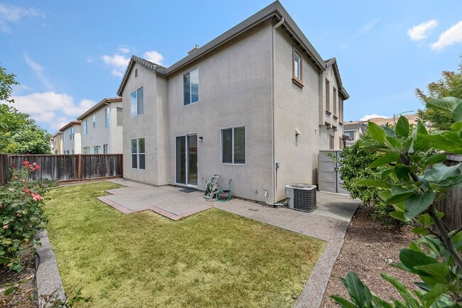 Building Photo - Spacious 3 Bedroom/2.5 Bath Home