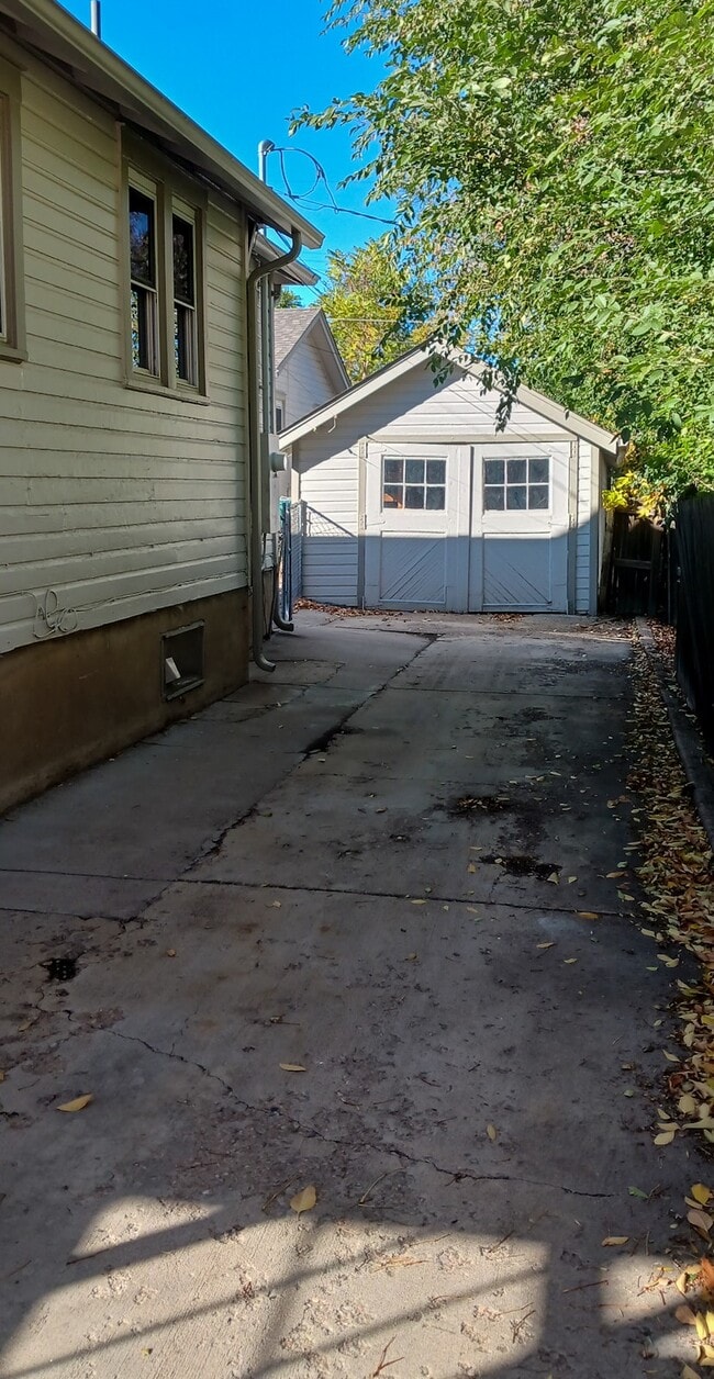 Building Photo - 3185 S Sherman St