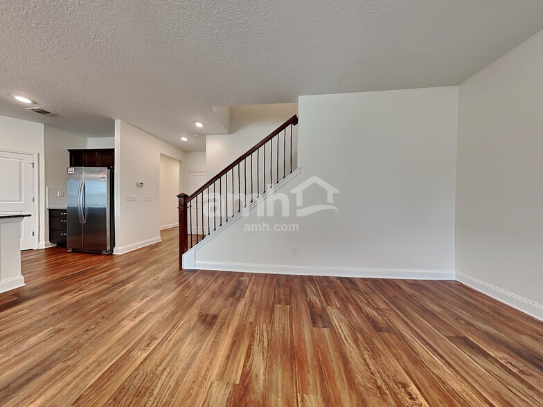 Building Photo - 3255 Roundabout Dr