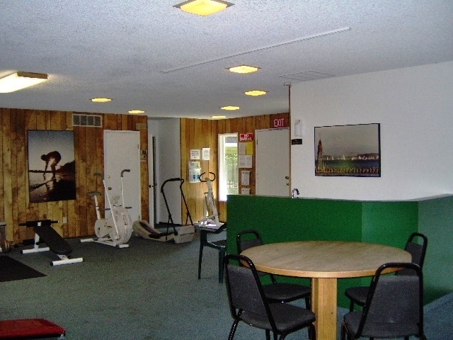 Building Photo - Cozy Townhouse! Water Sewer and Garbage Included!