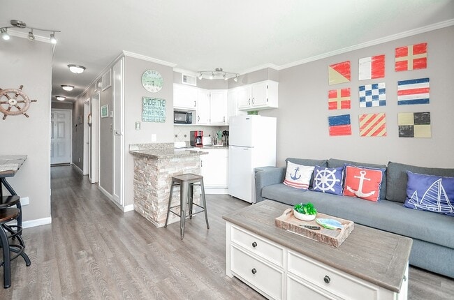 Building Photo - 6102 Seawall Blvd