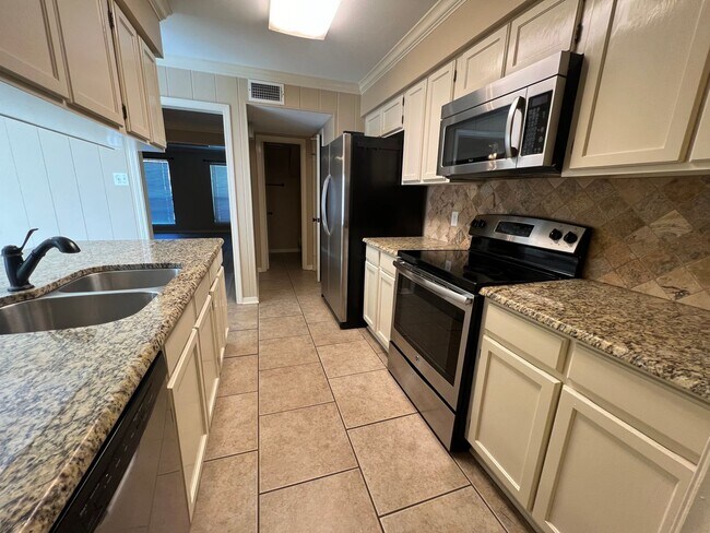 Building Photo - BEAUTIFUL TOWNHOME WITH COMMUNITY POOL AND...