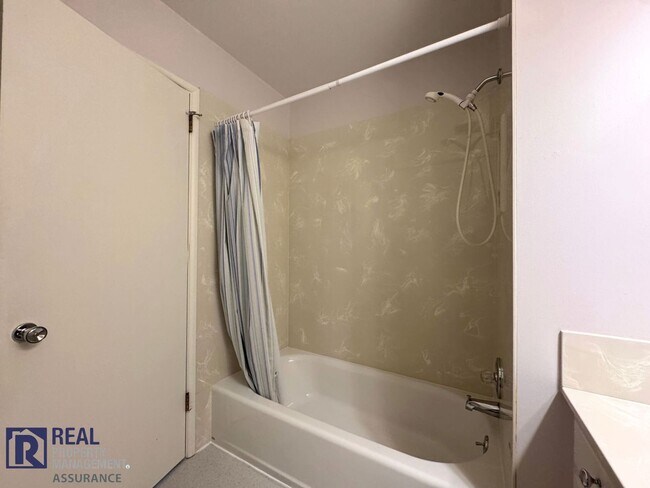 Building Photo - Charming 4 bedroom Rambler!