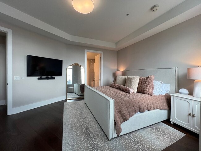 Building Photo - Spacious 2 bedroom 3 bath condo with office in City Lights!