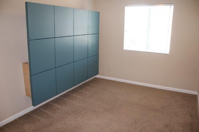 Building Photo - Beautiful 3 Bed/ 2.5 Bath Townhome w/ Gas ...