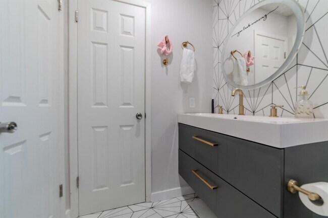 Building Photo - 1015 E Yager Ln