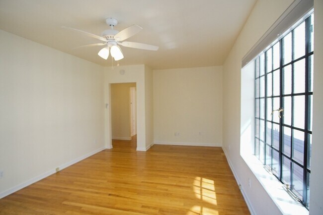 Building Photo - Fabulous 1Bdr on Mississippi Ready Late No...