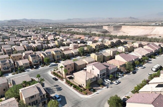 Building Photo - 5945 Lambert Bridge Ave