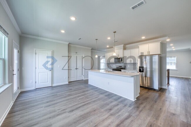 Building Photo - 1467 Hasse Ave