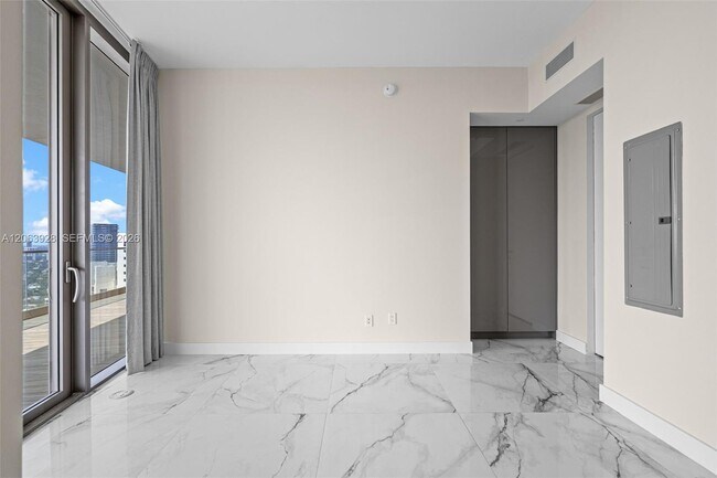 Building Photo - 18975 Collins Ave