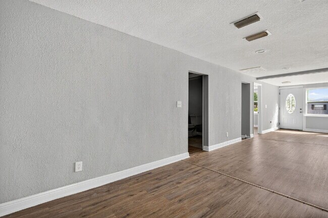 Building Photo - Location, Location, location! Large 3 Bedroom, 2 Bathroom Home for rent. This home has recently b...