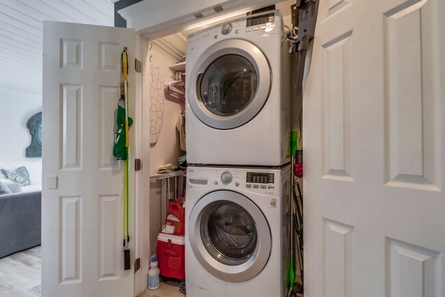 Building Photo - Furnished 2Bd/1Ba Apartment 2nd floor