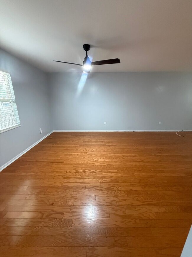 Building Photo - Beautiful 4 Bedroom