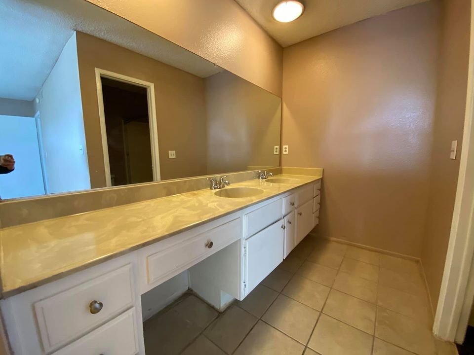 Master bathroom - 20240 E Arrow Hwy