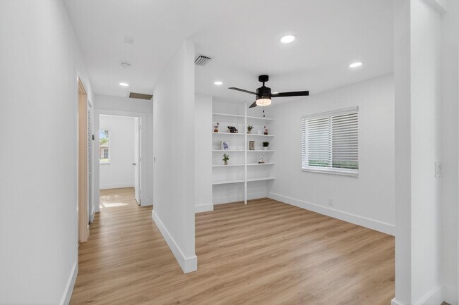 Building Photo - 6425 96th Pl S