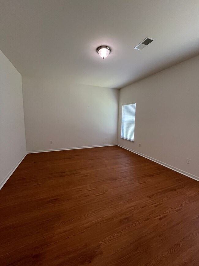 Building Photo - Beautiful 6 Bedroom, 3.5 Bath Home