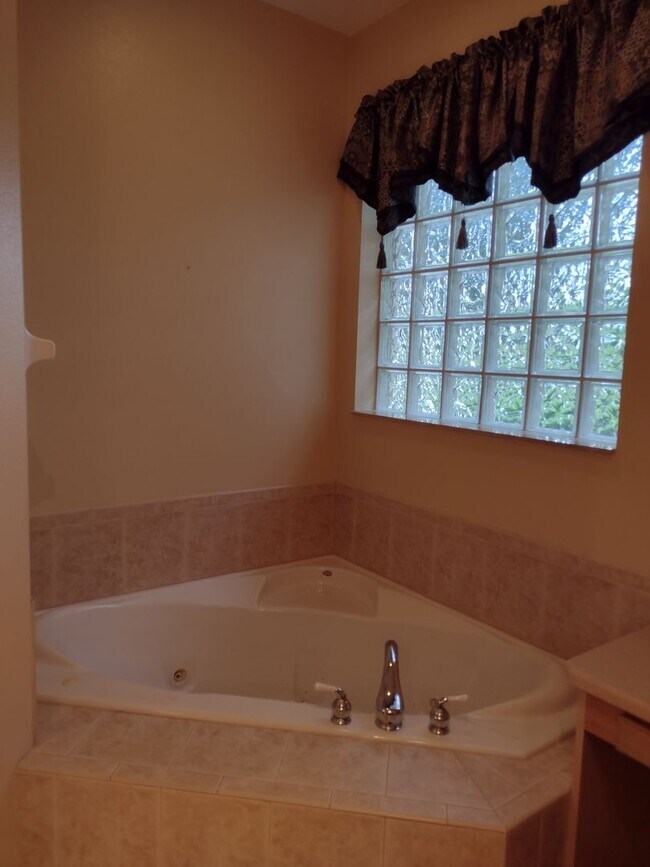 Building Photo - 592 Dowling Cir
