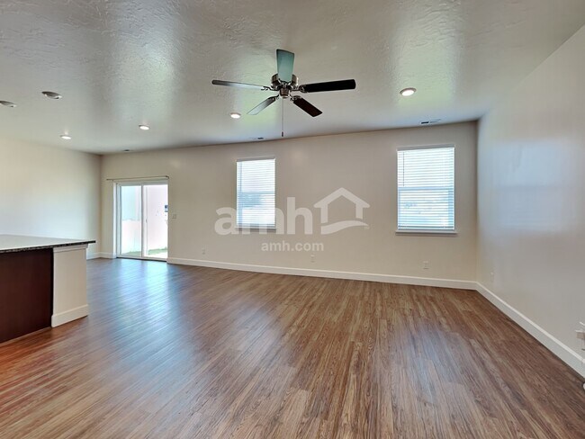 Building Photo - 825 W Grover Ct