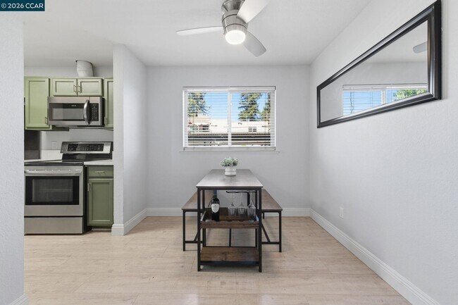 Building Photo - 102 Luna Grande Cir