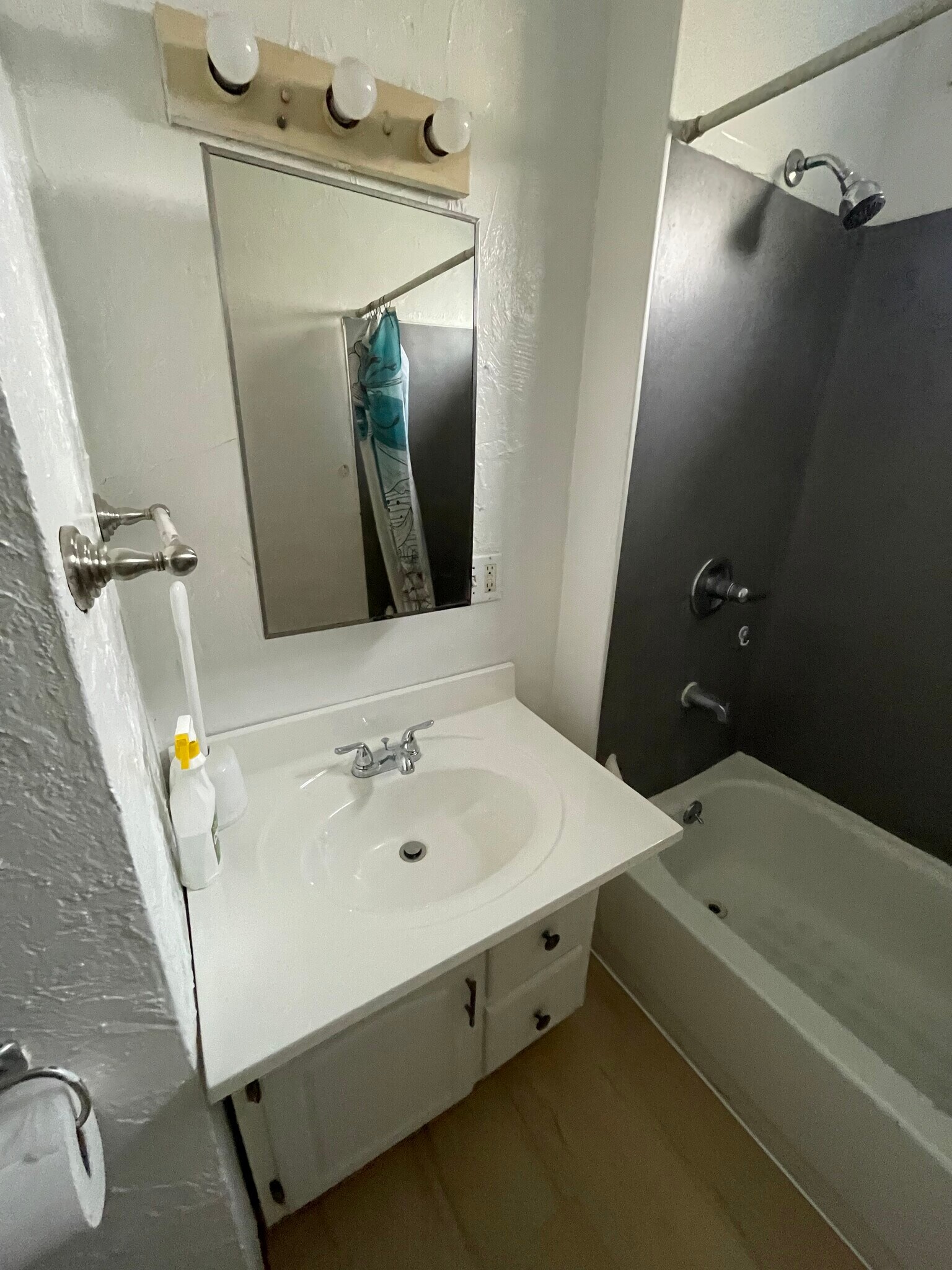 Building Photo - 390 W 19th Ave