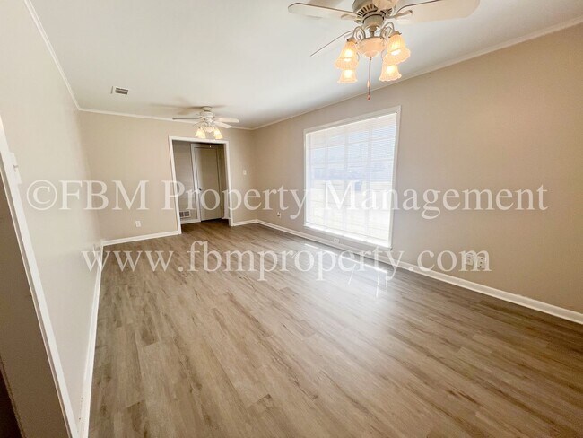 Building Photo - 1204 Williamsburg Dr