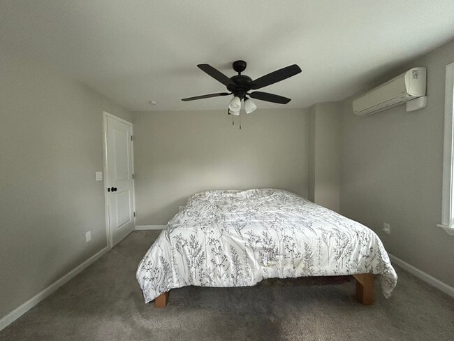 Building Photo - Move-In Ready: Modern & Stylish Fully Reno...