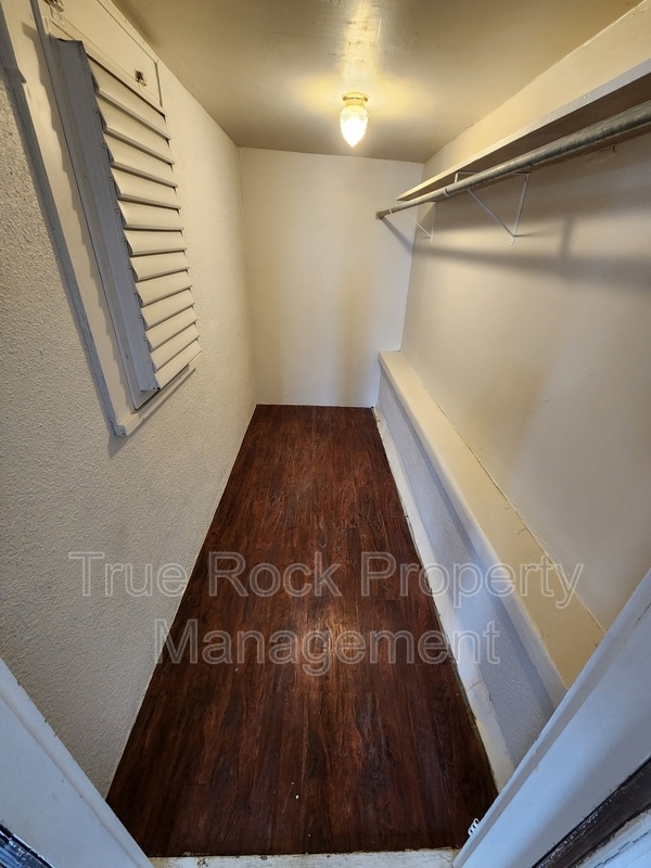 Building Photo - 804 E Main St